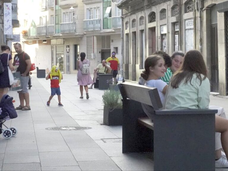 O Concello reforza as rúas peonís como lugar de estancia coa colocación de máis de 20 bancos
