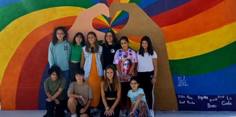 ‘Axentes do cambio’ rematan a decoración mural dun dos edificios do antigo apeadeiro de Chapela