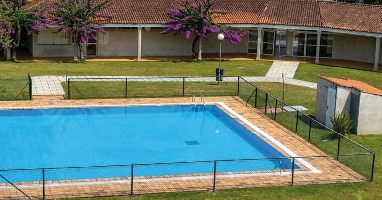 A piscina municipal de Tui adianta o seu peche a mañá ante a previsión de choiva