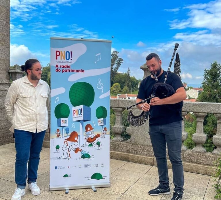 Radio escolar desde a praza da Catedral de Tui para lembrar ás mulleres da raia