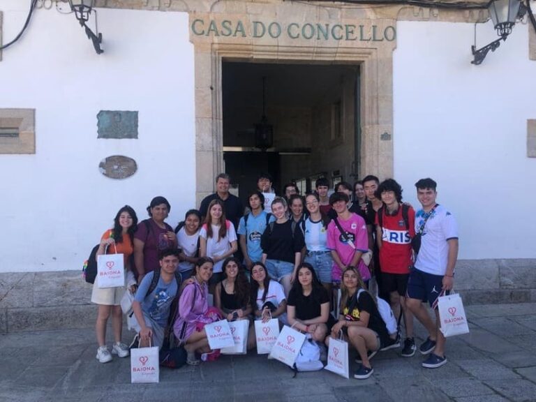 Baiona recibe ao alumnado do Instituto Arxentino-Gallego Santiago Apóstol tras o parón da Covid