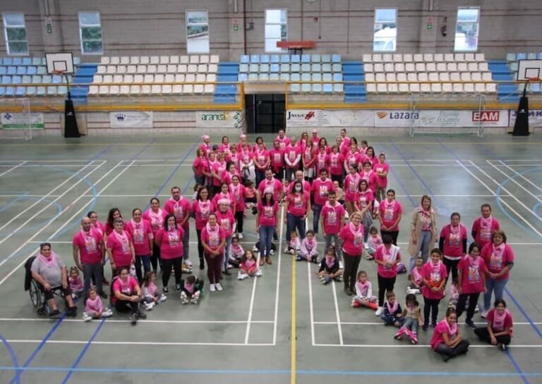 O concello de Salceda forma un gran lazo no día do cancro de mama