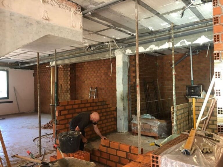 A rehabilitación do Centro Social para maiores de Arbo avanza a bo ritmo