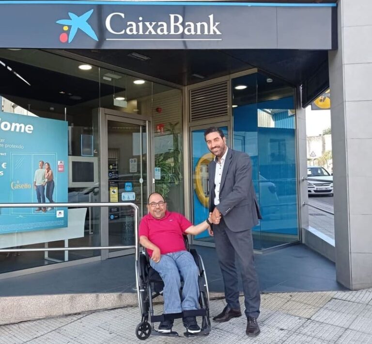 COGAMI recibe un donativo da oficina de CaixaBank de Mos