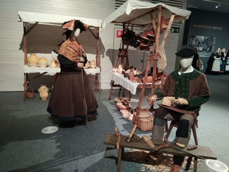A exposición do Museo de Pontevedra ‘Ruth Matilda Anderson. Unha viaxe pola indumentaria tradicional de Galicia’, un éxito