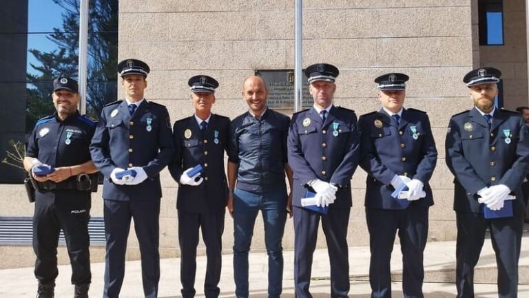 Sete axentes da Policía Local do Porriño reciben a medalla ao mérito policial