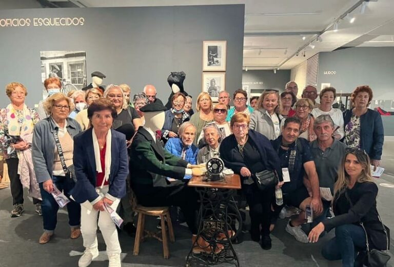 O Museo de Pontevedra acolle a visita de medio cento de maiores de Nigrán