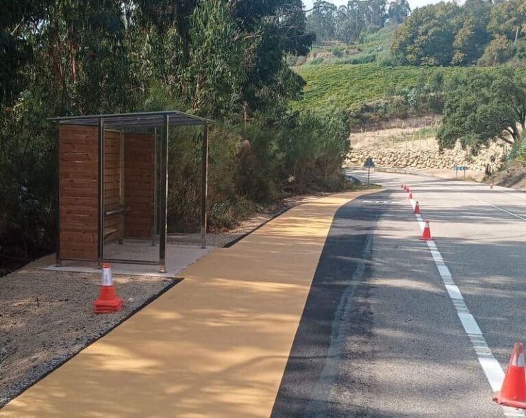 A estrada PO-400 conta con dúas novas paradas de autobús ao seu paso por Crecente