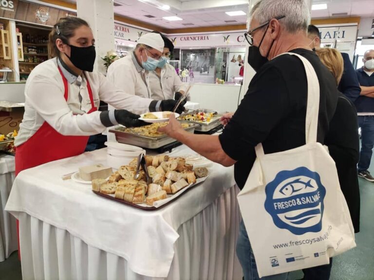 Degustación gratuíta de raia e rape no mercado de Redondela