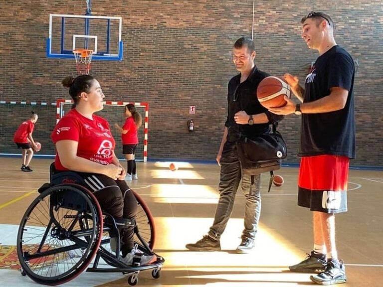 Nigrán adquire unha cadeira de rodas para unha xogadora de baloncesto profesional