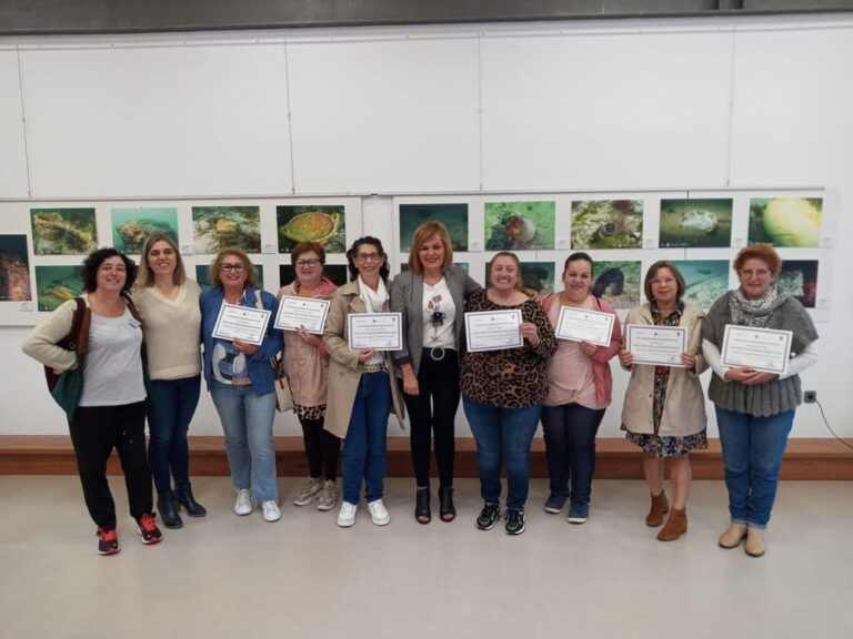 Digna Rivas entrega os diplomas do curso de Coidados ás Persoas Maiores