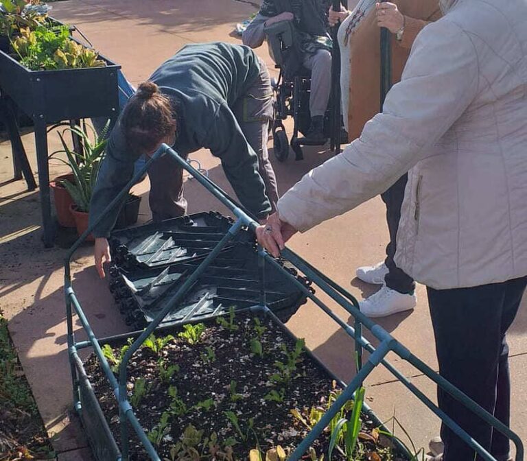 O Concello de Tui entregou un composteiro individual á Residencia Paz y Bien