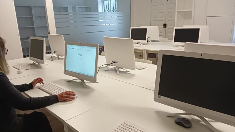 Ampla oferta de cursos online á disposición da veciñanza na Aula Mentor de Oia