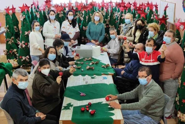 Árbores feitos a man para decorar Ponteareas este Nadal