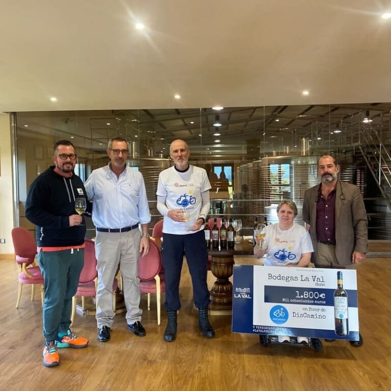 Bodegas La Val entrega íntegra a recadación do seu “La Val Solidario 2021” a DisCamino