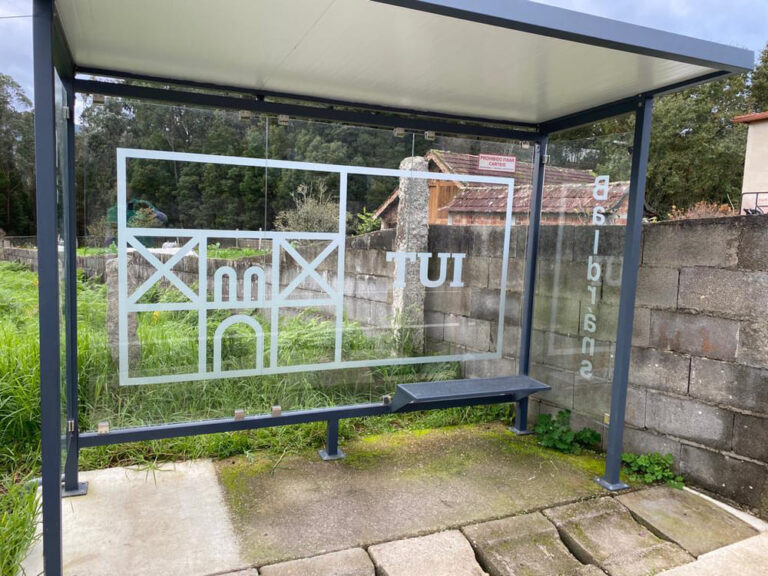 O Concello de Tui renova as marquesiñas das paradas do transporte escolar en seis parroquias