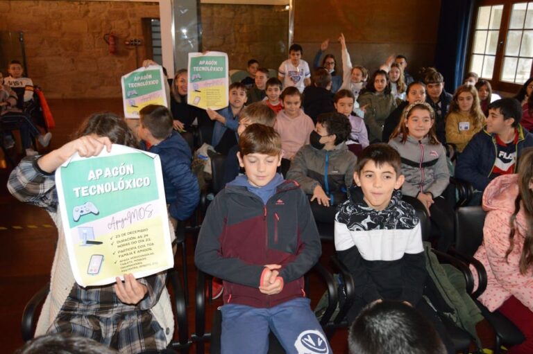 Alumnado do CEIP Mestre Martínez Alonso solicita á alcaldesa decretar un día de apagón tecnolóxico