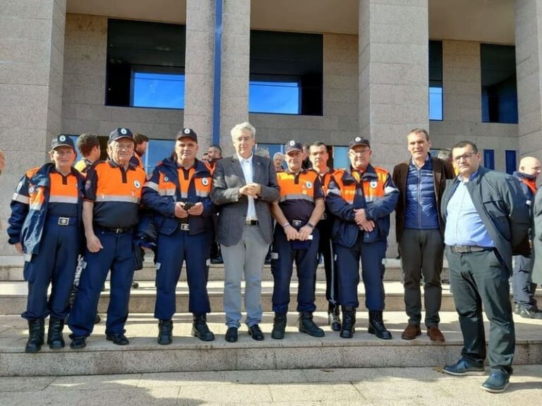 Tres voluntarios de Tui reciben o distintivo de permanencia