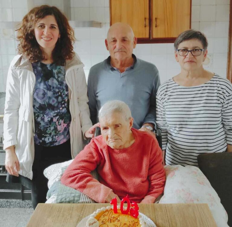 A muller mais lonxeva de Oia, Carmen Álvarez, cumpre 103 anos