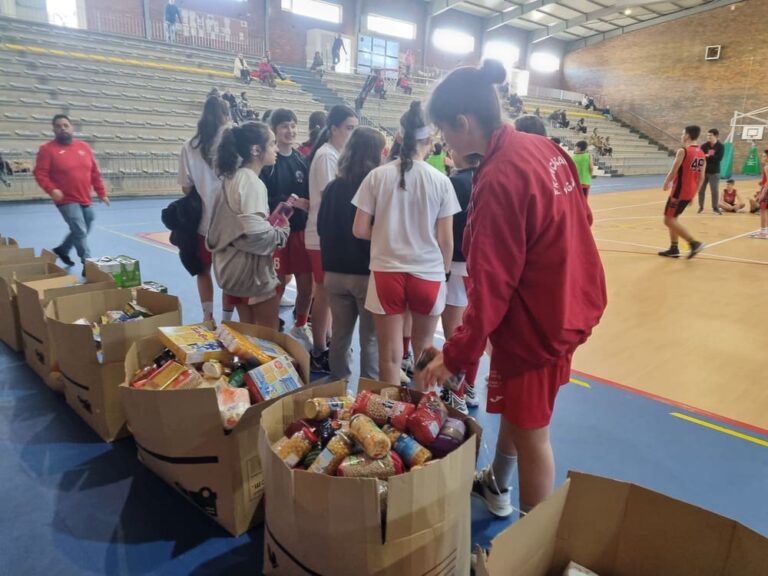 O CB Nigrán clausura o seu “encesta un alimento” máis triste