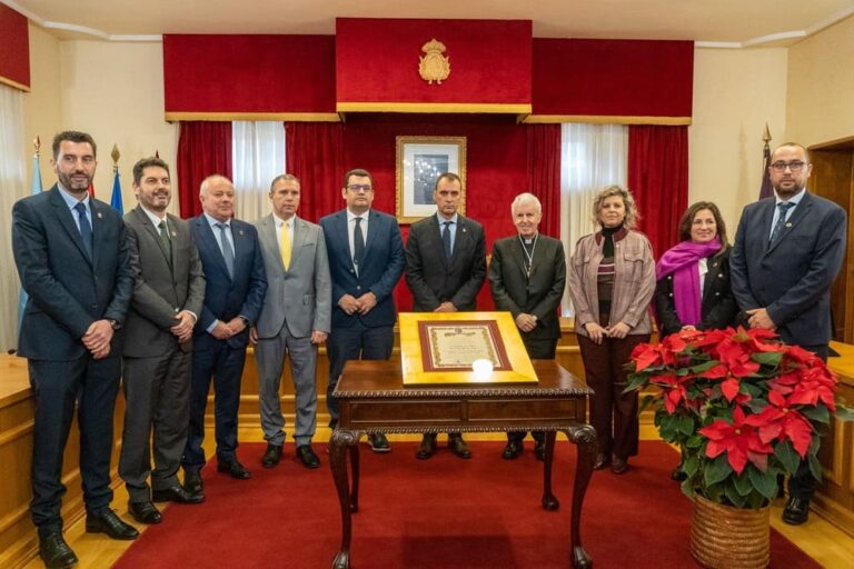 Tui outorga a súa máxima distinción ao bispo D. Luís Quinteiro Fiuza
