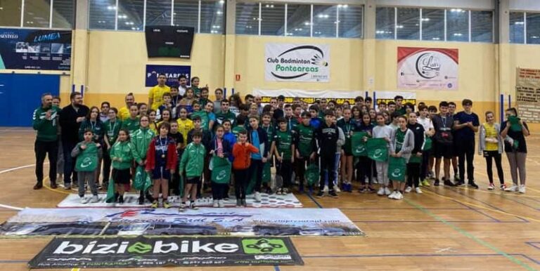Media tonelada de alimentos recadada no VI Torneo Solidario de Bádminton 2022