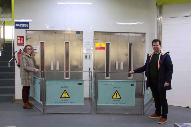 Ponteareas reforma as plataformas elevadoras da praza de abastos