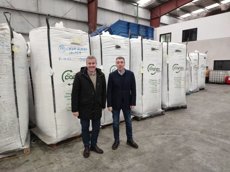 Luis Piña visita as instalacións da empresa Reciclados Plásticos La Cañiza SL