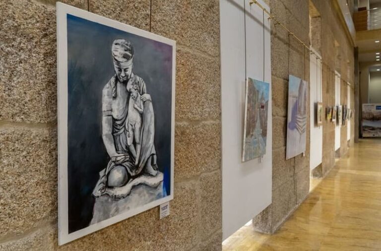 O anexo da Sala Municipal de Exposicións acolle as obras da sétima edición de ‘Pinta Tui’
