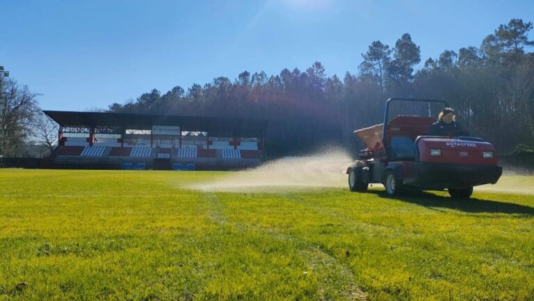 Ponteareas continúa recuperando o estadio municipal tras os graves danos das inundacións