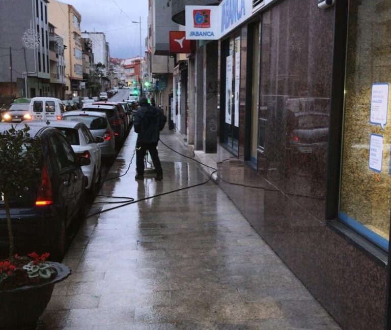 O Concello de Redondela realiza unha limpeza das zonas máis concurridas de Chapela