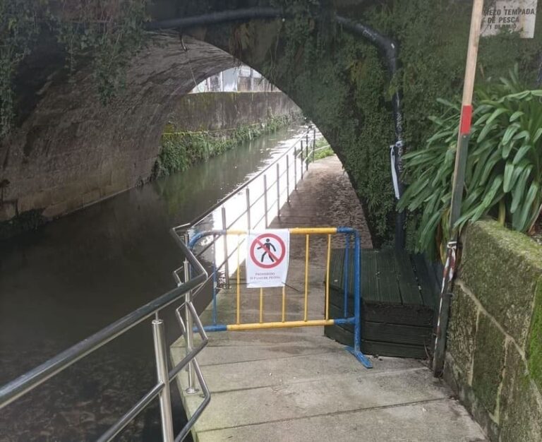 O Concello pecha temporalmente o paseo do río Maceiras