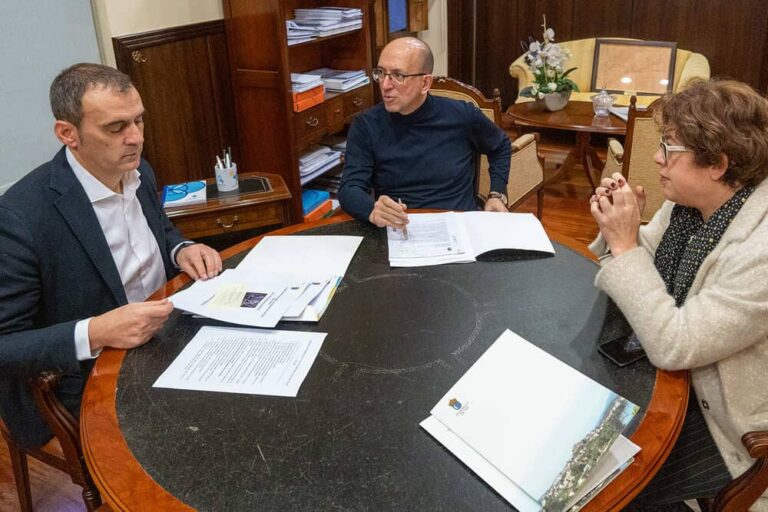 O alcalde de Tui abordou co director xeral de Cultura a programación do ano Francisco Sánchez