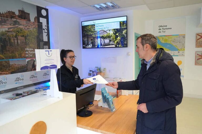 A oficina de turismo de Tui recibe o certificado SICTED de calidade turística