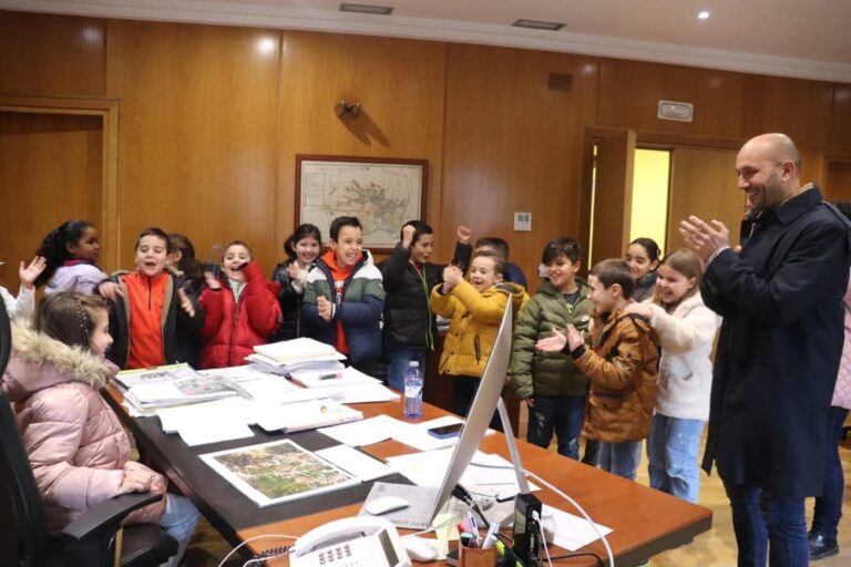 Escolares do Porriño coñecen de primeira man a actividade municipal