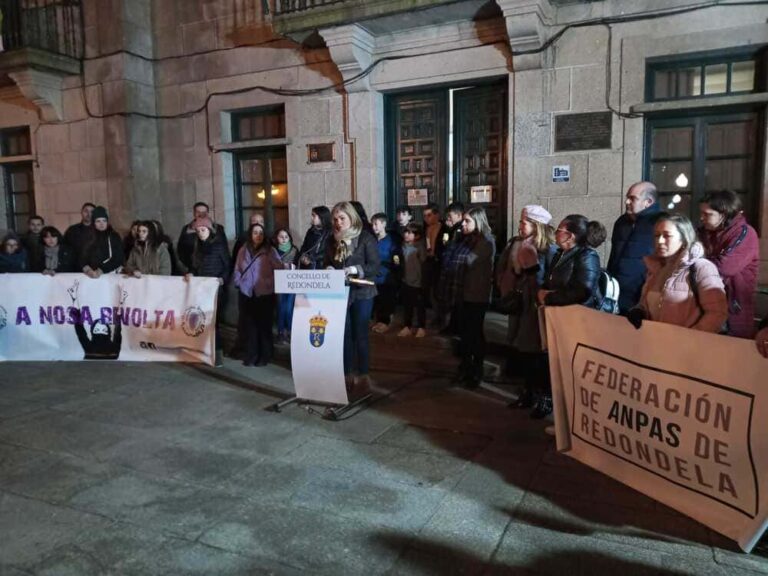 Redondela concéntrase na Praza do Concello en memoria de Beatriz Lijó Gesteira, vítima do asasinato machista en Baiona