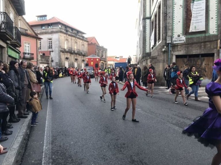 Milleiros de persoas gozaron do desfile de entroido na Guarda