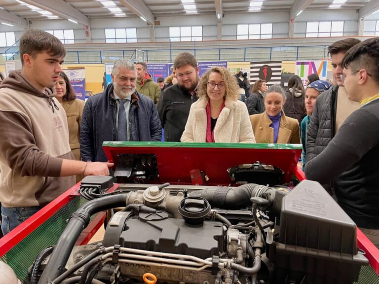 As oportunidades formativas da mocidade, a golpe de visita na Feira das Ensinanzas Profesionais e Artísticas de Ponteareas