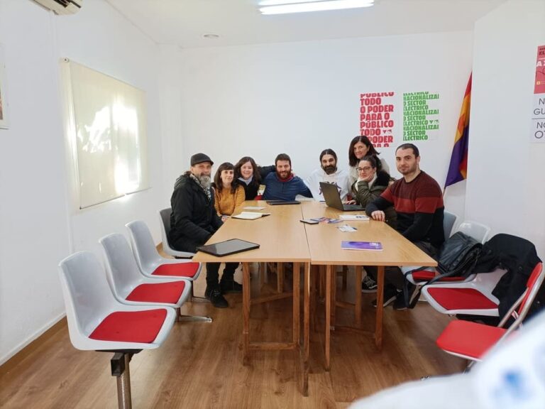 Esquerda Unida e Podemos Ponteareas debaten o programa para as eleccións de maio