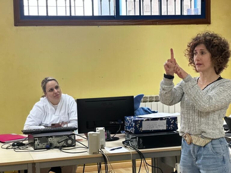 O alumnado do obradoiro de emprego ‘Coidar de Nós’ fórmase en linguaxe de signos