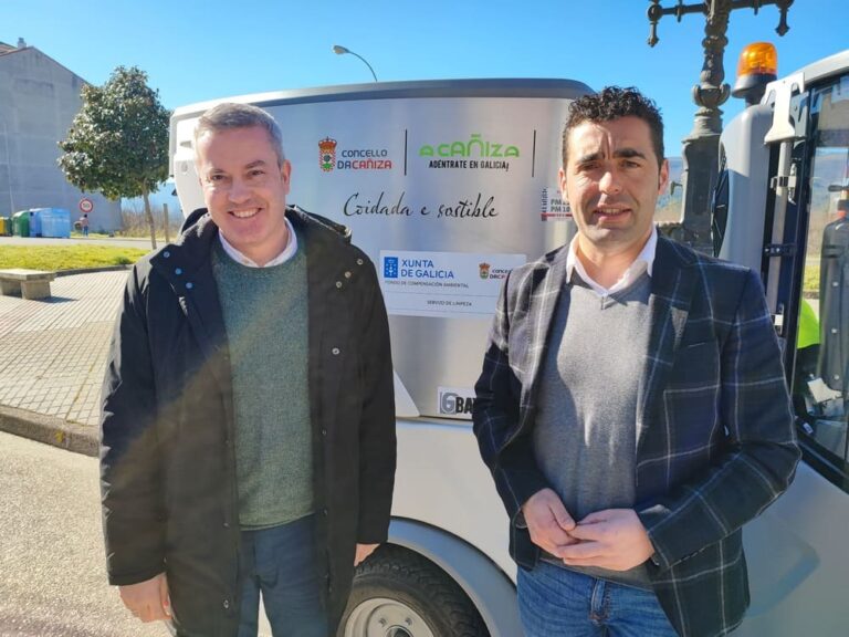 O alcalde da Cañiza e o delegado da Xunta supervisan a nova máquina varredora