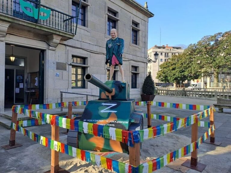 O meco de Redondela marcado pola mensaxe de “Non á guerra”