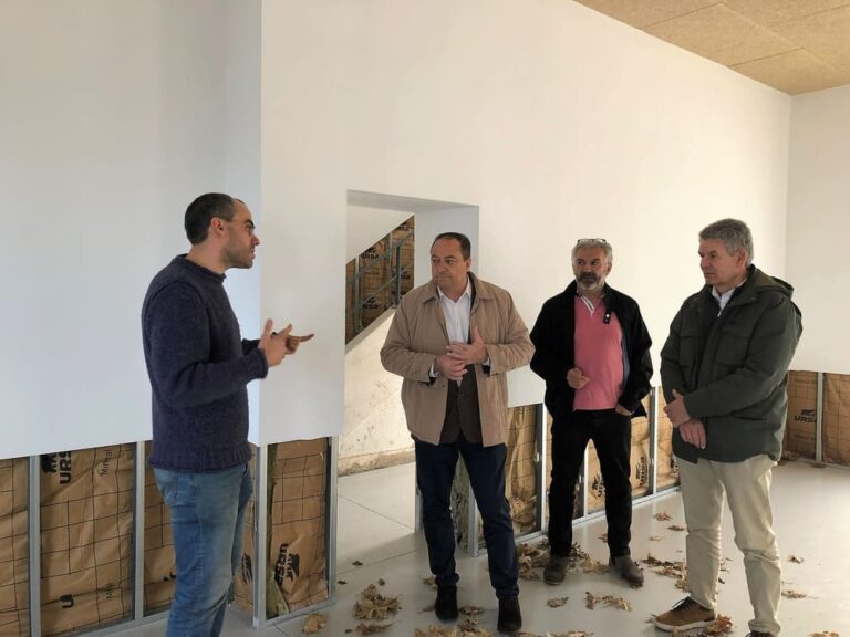 A antiga escola unitaria de Vilasobroso convertirase no epicentro social e cultural da parroquia