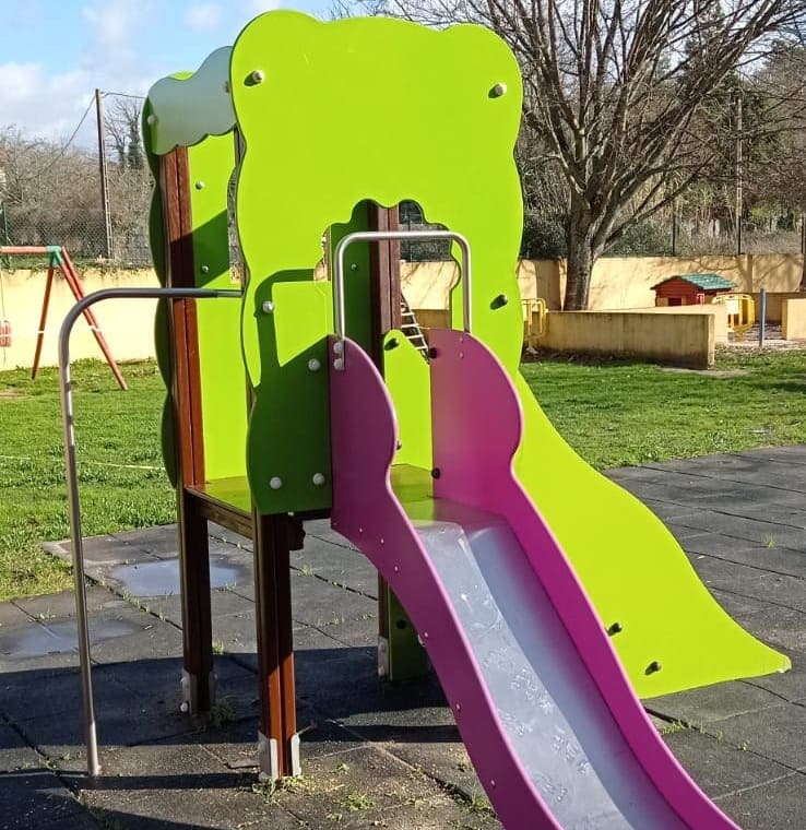 Ponteareas pon a punto varios parques da vila e de centros educativos