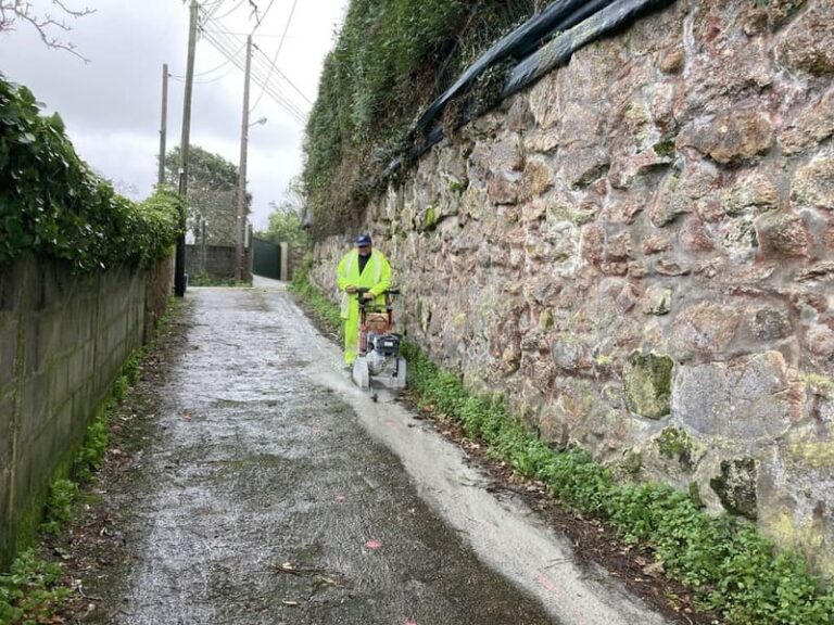 Comezan as obras de instalación de saneamento e asfaltado na rúa Raña de Nigrán