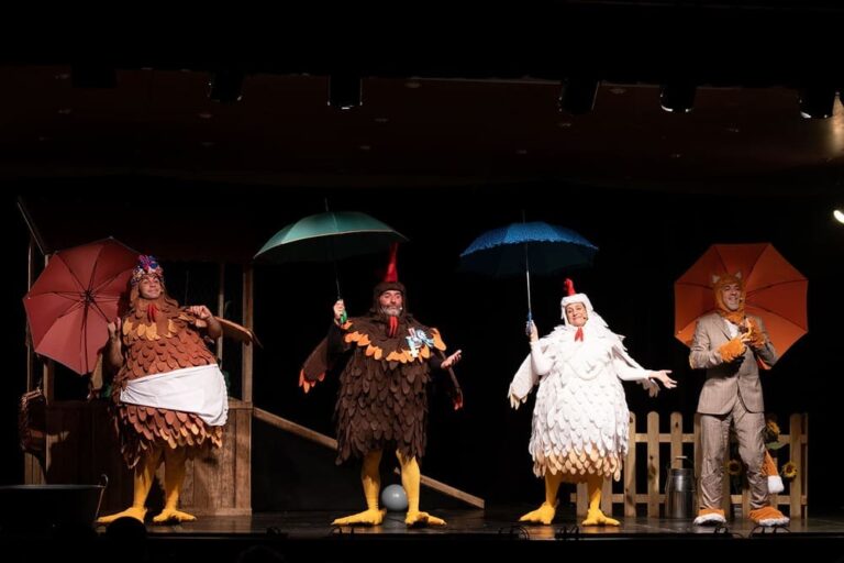 Teatro Ghazafelhos volve este venres a Tui con ‘As pitas baixo a choiva’