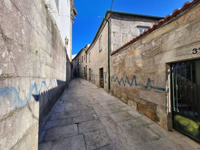 O Concello de Tui denuncia as pintadas vandálicas realizadas na rúa San Telmo