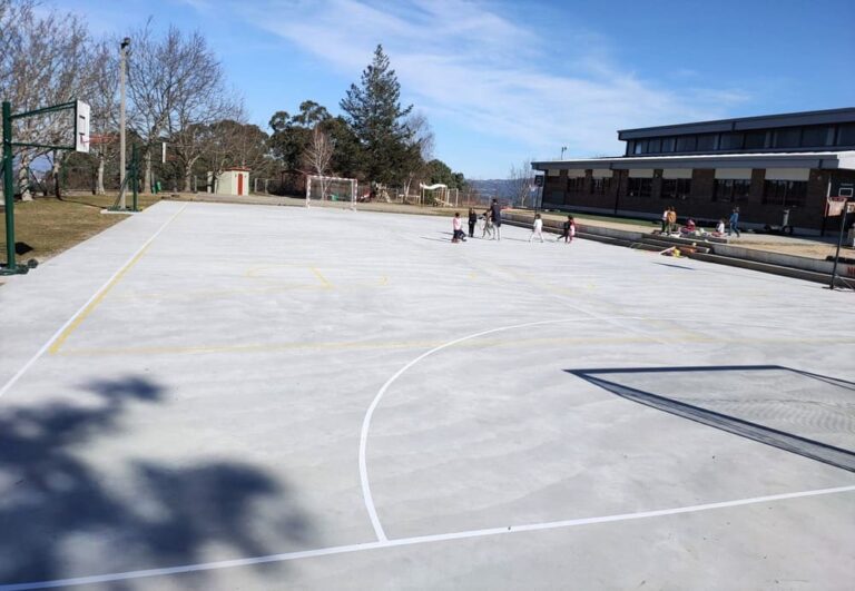 O Concello de Baiona renova a pista polideportiva do colexio de Belesar