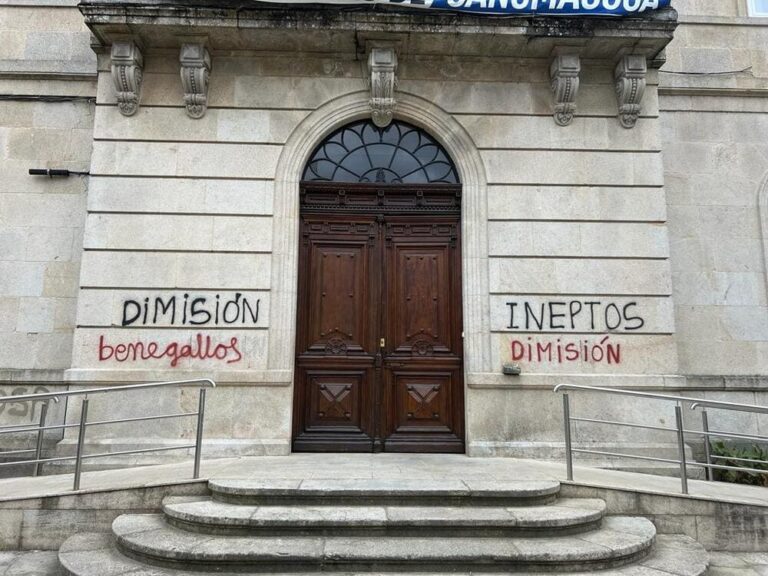 A Policía Local identifica a dúas persoas como autoras de novas pintadas en edificios e bens municipais de Ponteareas