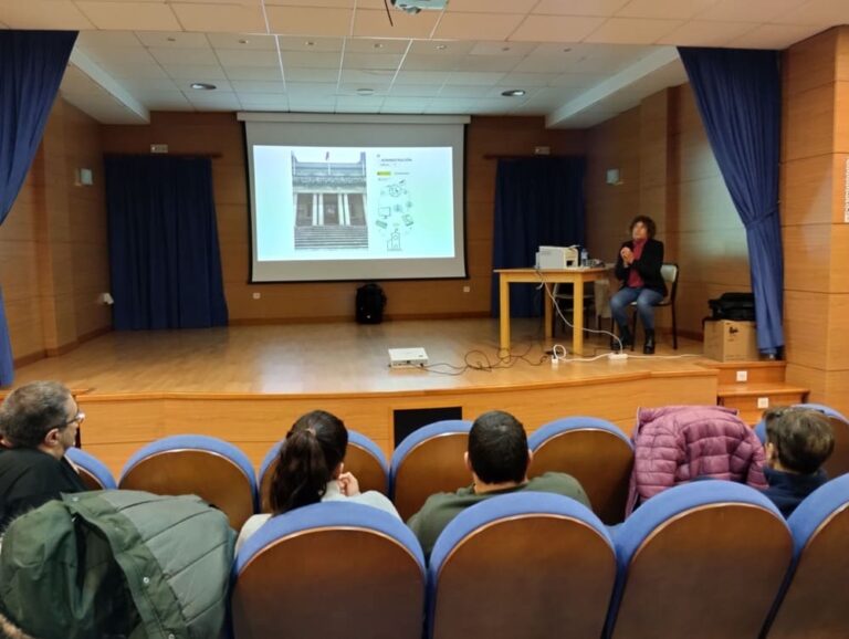 A veciñanza de Covelo recibe formación para a realización de xestións administrativas a través da rede
